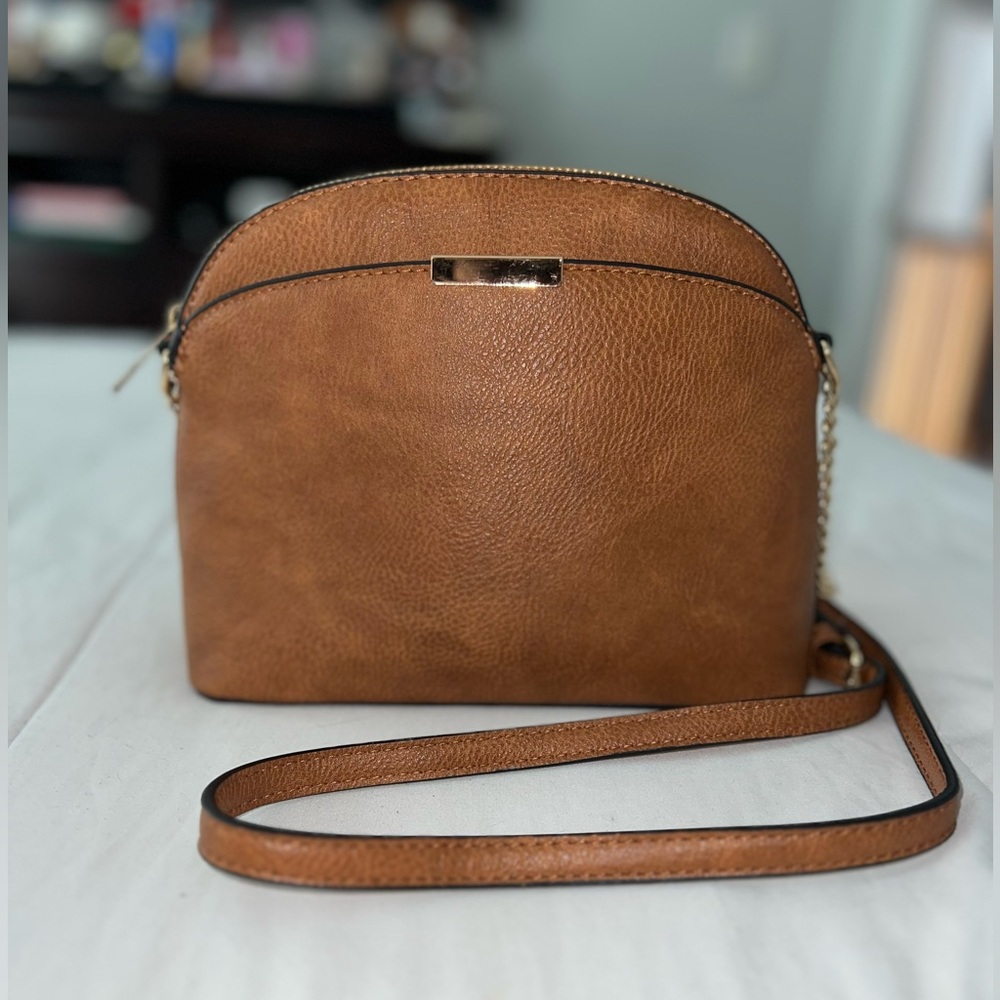 *PRE-LOVED* Elegant Brown Leather Crossbody Bag